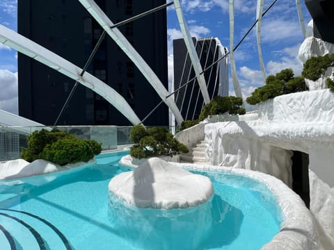 Day, Swimming pool