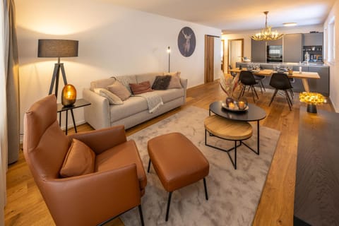 TV and multimedia, Kitchen or kitchenette, Living room, Seating area, Dining area