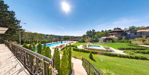 Garden view, Swimming pool, sunbed