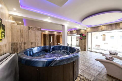 Bathroom, Spa and wellness centre/facilities, Seating area