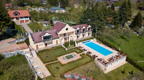 Property building, Day, Bird's eye view, Garden, Garden view, Swimming pool, Swimming pool, sunbed