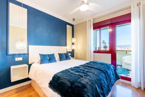 Bed, Balcony/Terrace, Photo of the whole room, Bedroom, fireplace