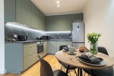 Coffee/tea facilities, Kitchen or kitchenette, Dining area, Food, oven, stove, toaster