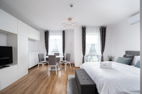 Communal lounge/ TV room, Bed, TV and multimedia, Living room, Photo of the whole room, Seating area, Evening entertainment, Bedroom, hair dresser