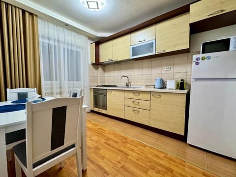 Kitchen or kitchenette, Dining area, minibar, pet friendly, stove