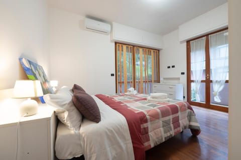 Bed, Photo of the whole room, Bedroom, air conditioner