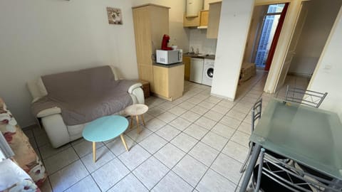 TV and multimedia, Kitchen or kitchenette, Living room, Seating area, locker, stove, washing machine, kitchen