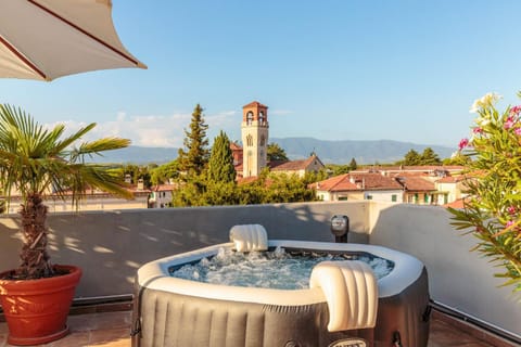 Casa Stella, a superb 2 bedrooms and Terrace Apartment in Lucca