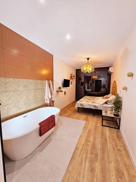 Bed, Bedroom, Bath, towels