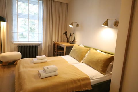 Bed, Bedroom, towels