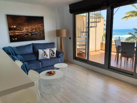 Natural landscape, View (from property/room), Balcony/Terrace, Living room, Seating area, Dining area, Sea view