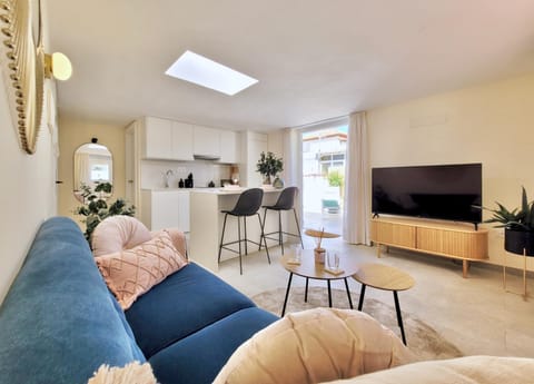 TV and multimedia, Kitchen or kitchenette, Living room, Seating area, Dining area