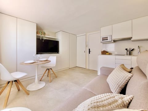 TV and multimedia, Kitchen or kitchenette, Living room, Seating area, Dining area