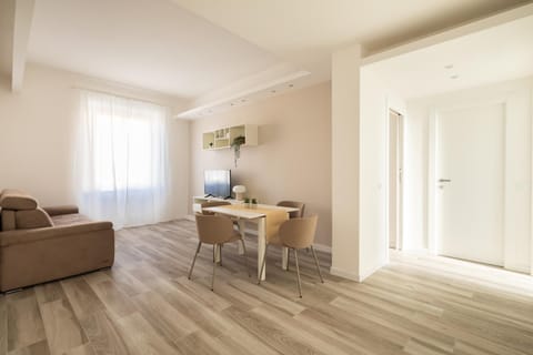 Day, TV and multimedia, Living room, Seating area, City view