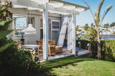 Property building, Patio, Day, Garden, View (from property/room), Balcony/Terrace, Seating area, Garden view