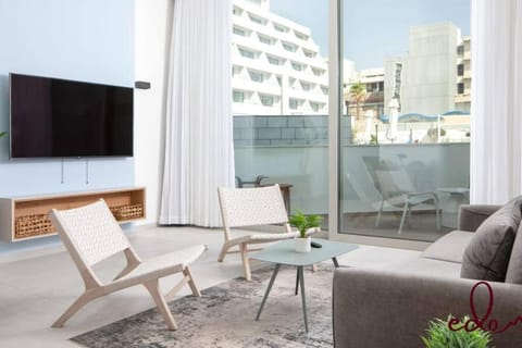 Property building, TV and multimedia, Balcony/Terrace, Living room, Seating area