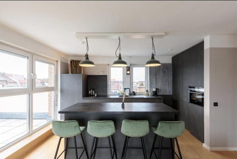 Kitchen or kitchenette, Dining area, minibar, stove