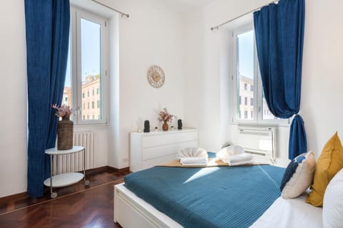 Bed, Photo of the whole room, Decorative detail, Bedroom, towels