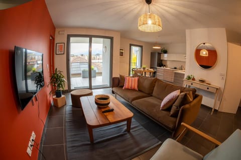 Communal lounge/ TV room, TV and multimedia, Kitchen or kitchenette, Living room, Seating area, Dining area