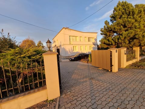 Property building, Day, Neighbourhood, Parking