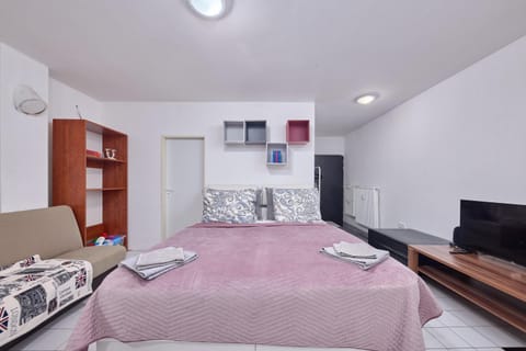 Communal lounge/ TV room, TV and multimedia, Photo of the whole room, Seating area, Bedroom