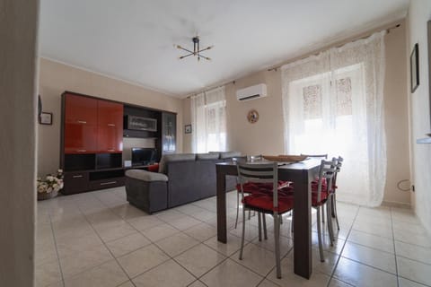 TV and multimedia, Living room, Photo of the whole room, Dining area, air conditioner