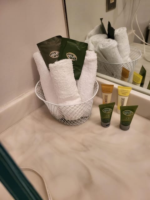 Cedar Lodge Room w/ Lake Views! Apartment in Laconia