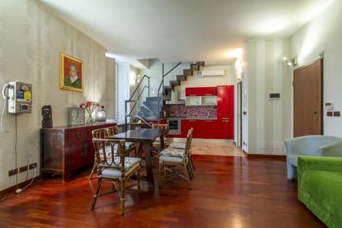 Day, TV and multimedia, Living room, Seating area, Dining area, hair dresser