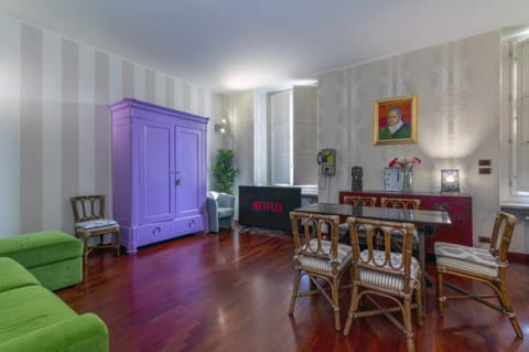 Day, TV and multimedia, Living room, Seating area, Dining area, hair dresser