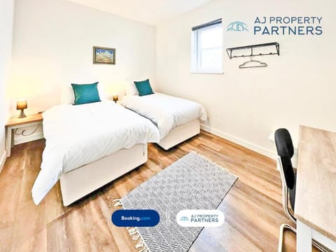 Premium Offer l Last-Minute Escape l AJ Properties l High Street Cheltenham l Parking l Ideal for Short or Long Stays - Town Centre Apartment, 4 Beds, 1 Bathroom Apartment in Cheltenham