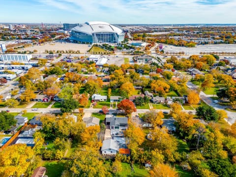 Pickleball Court - Walk to AT&T Stadium, Globe Life, Six Flags, Texas Live! & more House in Arlington