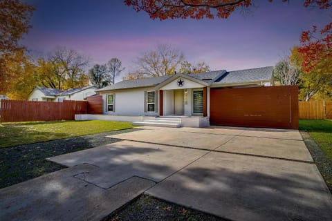 Pickleball Court - Walk to AT&T Stadium, Globe Life, Six Flags, Texas Live! & more House in Arlington