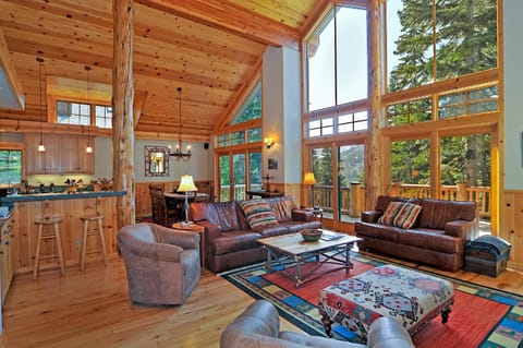 Sierra Crest at Palisades Tahoe - Secluded Luxury 5BR 5 BA w Wood Fireplace House in Palisades Tahoe (Olympic Valley)