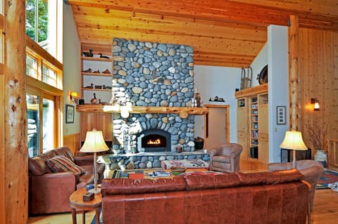 Sierra Crest at Palisades Tahoe - Secluded Luxury 5BR 5 BA w Wood Fireplace House in Palisades Tahoe (Olympic Valley)