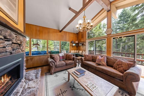 Starry Skies on the West Shore, Private Beach, Fireplace, Pet Friendly, Close to Ski Resorts House in Tahoe City