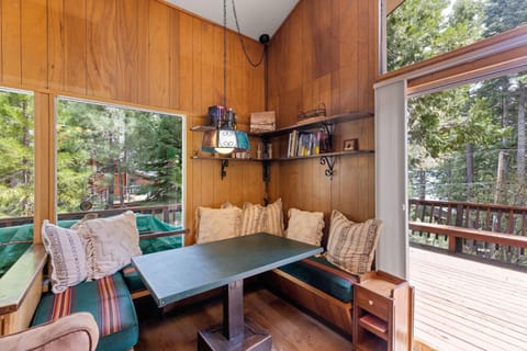Starry Skies on the West Shore, Private Beach, Fireplace, Pet Friendly, Close to Ski Resorts House in Tahoe City