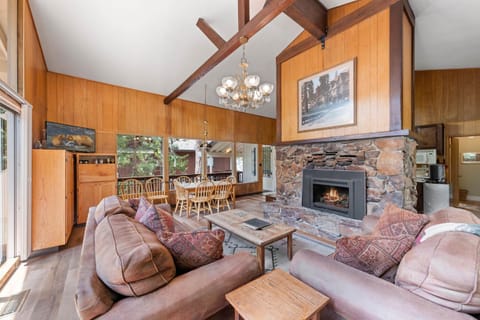 Starry Skies on the West Shore, Private Beach, Fireplace, Pet Friendly, Close to Ski Resorts House in Tahoe City