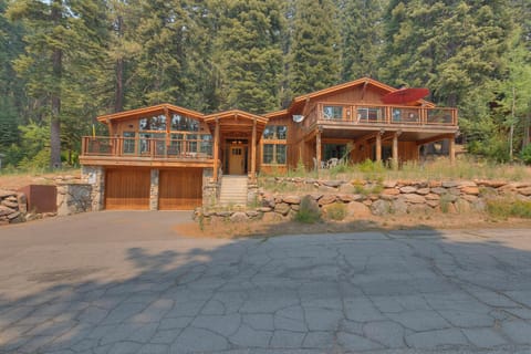 Summit Solitude at Palisade Tahoe - Charming 5BR w Foosball & Shuffleboard Table & Pet Friendly House in Palisades Tahoe (Olympic Valley)