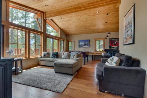 Summit Solitude at Palisade Tahoe - Charming 5BR w Foosball & Shuffleboard Table & Pet Friendly House in Palisades Tahoe (Olympic Valley)