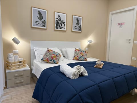Bed, Photo of the whole room, Bedroom, Italian breakfast, towels