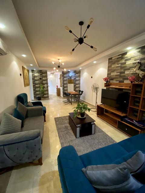 TV and multimedia, Seating area, fireplace