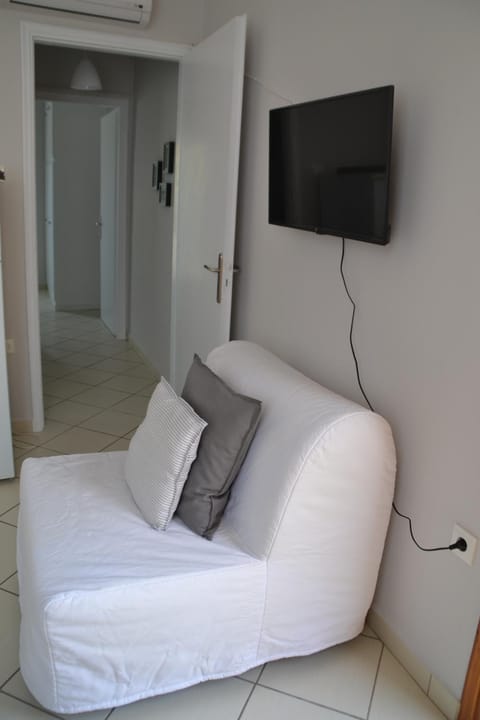 Hibiscus House in traditional settlement of Parikia Apartment in Paros