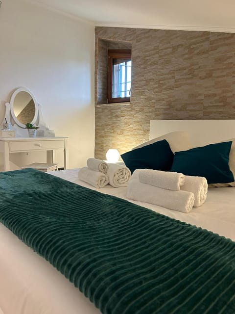 Bed, towels