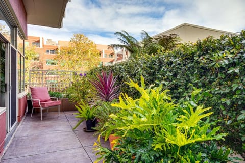 Luxe Condo with Private Patio and Perks in Emeryville! Apartment in Emeryville