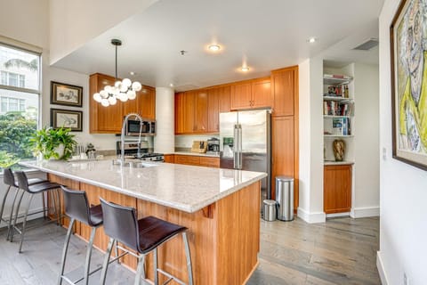 Luxe Condo with Private Patio and Perks in Emeryville! Apartment in Emeryville