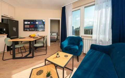 TV and multimedia, Kitchen or kitchenette, Living room, Seating area, Dining area