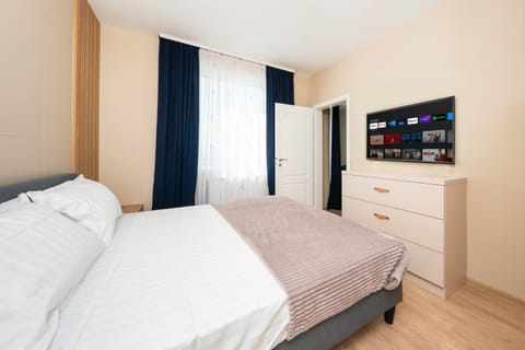 Communal lounge/ TV room, Bed, TV and multimedia, Photo of the whole room, Evening entertainment, Bedroom, wardrobe