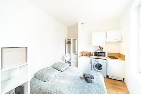 Kitchen or kitchenette, Bedroom, minibar, stove, washing machine