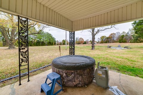 1-Acre Countryside Home in Gleason Pets Welcome! House in Tennessee