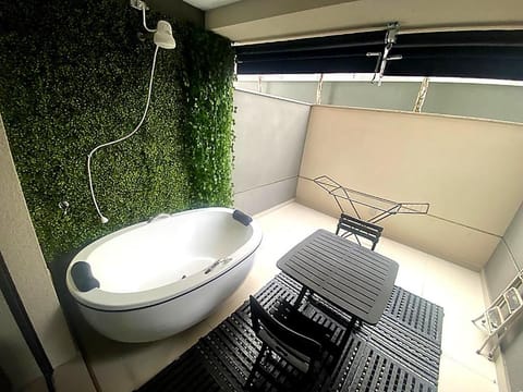 Hot Tub, Hot Tub